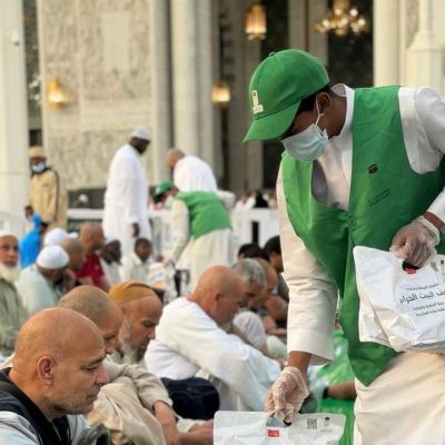 في أجواء إيمانية.. البر بالشرائع توزيع 8000 وجبة يومياً في الحرم المكي خلال شهر رمضان المبارك