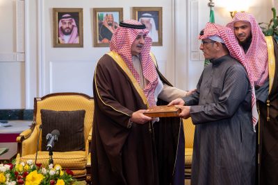أمير منطقة تبوك يسلّم وثائق تملّك الوحدات السكنية للمستفيدين من تبرّع سمو ولي العهد