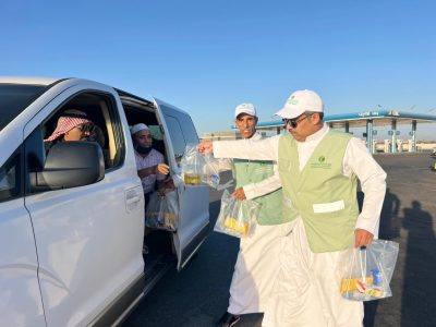 ‏بيئة الجموم تنفذ مبادرة لتوزيع وجبات إفطار على الصائمين