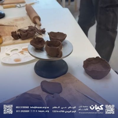 كيان تُبدع مع أطفالها… حين يتحول الطين إلى حكايات فرح في بينالي الدرعية