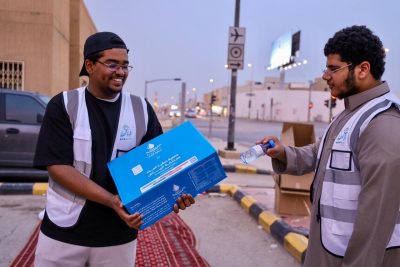 من الرياض إلى الحرم  .جمعية سقيا الماء بالرياض تحقق انتشارا واسعا بأكثر من مليون عبوة