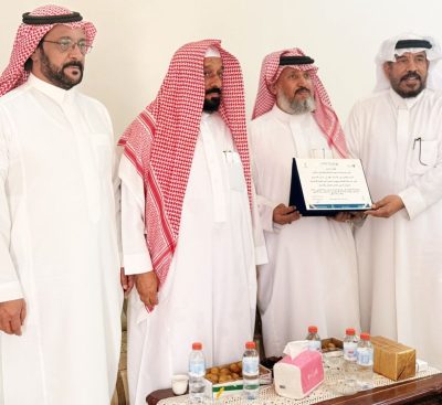 الدكتور تركي بن فهد العيار يكرّم المستشار فهد السميح في حوطة بني تميم