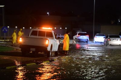 أمانة القصيم تتعامل ميدانيًا مع الحالة المطرية بمحافظة عنيزة