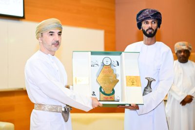 سعادة الشيخ طارق بن خالد بن الوليد الهنائي والي طاقة يفتتح فعاليات “ملتقى الكتاب 2026 ” بصلالة