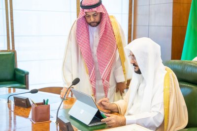 وزير الشؤون الإسلامية يدشّن جهاز البطاقات الرقمية للمكتبة الإلكترونية الإسلامية ضمن استعدادات حج 1447
