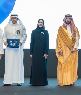تكريم مدير ثانوية الإمام أبي داوود لتحقيق المركز الأول في المهارات الثقافية على مستوى المنطقة الشرقية
