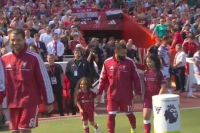 في مباراته الأخيرة.. محمد صلاح يدخل الملعب رفقة ابنتيه