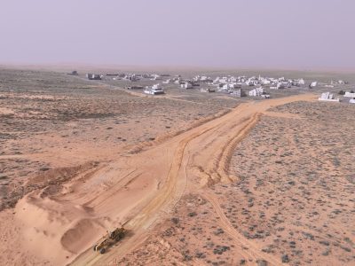 أمانة القصيم تزيل الكثبان الرملية بالشماسية لربط حي الرمال بالطريق الرئيسي