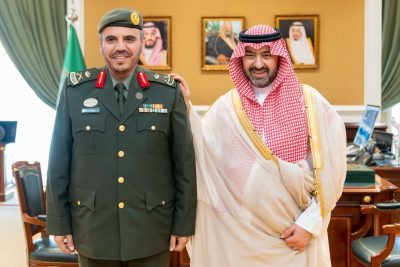 نائب أمير تبوك يستقبل مدير جوازات المنطقة ويقلده رتبته الجديدة 