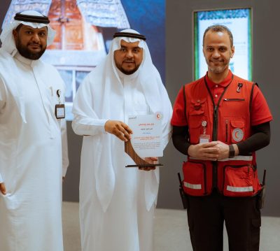 رئيس هيئة الهلال الأحمر السعودي يكرّم جمعية الحج والعمرة الصحية لفوزها بالمركز الأول في مبادرة (شركاء الاستجابة) 