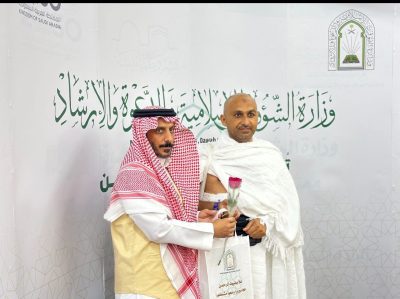 الشؤون الإسلامية بمكة المكرمة تنفذ مبادرة بشائر الوصول بميقاتي قرن المنازل ووادي محرم وتستقبل الحجاج بالورود