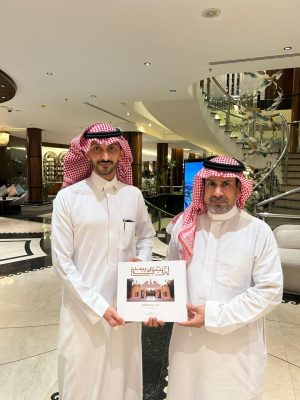 صالون العويش يتلقى إهداء كتاب ( إثنينة الذيب تحت سماء الرياض)