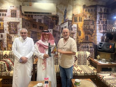 فهد الحاشدي يكرم الفنان النحات الدولي ممدوح باناجه 