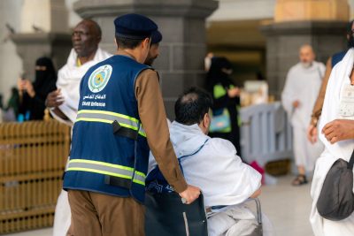 رجل الأمن السعودي .. مشاهد إنسانية تتكرر كل عام