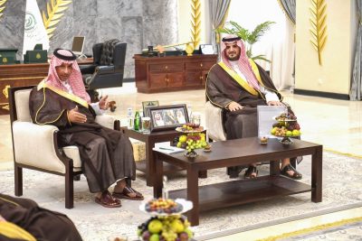 محافظ الطائف يستقبل وزير السياحة ويشهد توقيع مذكرة لإنشاء وجهة تجارية وترفيهية بالمحافظة
