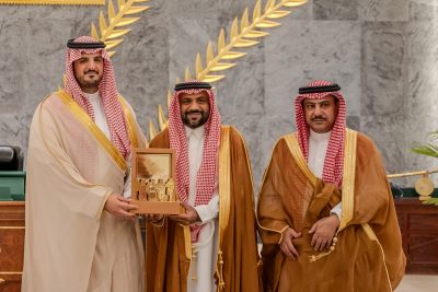 محافظ الطائف يكرّم اللاعبة مريم محجب لإنجازها في البطولة العربية لألعاب القوى
