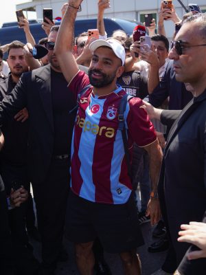 لإتمام الصفقة.. محمد صلاح يصل تركيا بقميص طرابزون