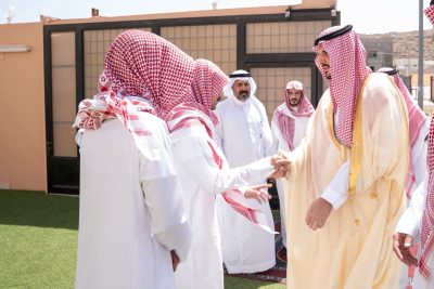 محافظ الطائف يقدم واجب العزاء لأسرة قاري