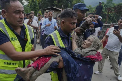 تسببت الفيضانات الكارثية في مقتل أكثر من 390 شخصًا في نيبال والتبت، مع فقدان أكثر من 1400 شخص.