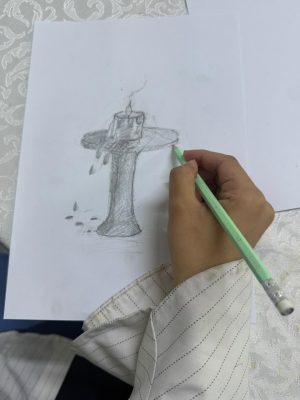 الفنانة سلوى الأنصاري تقود تجربة فنية لتعزيز الوعي النفسي لدى الطالبات